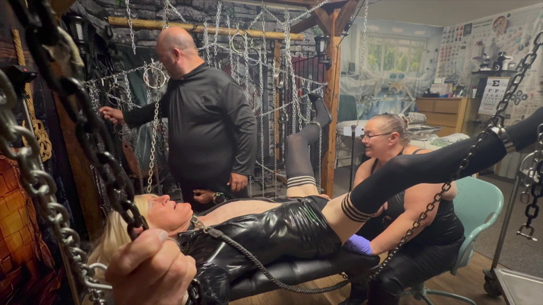 Aaexperinces trans: Část 3: Melanie je poprvé v žaláři s Lanistou Medvědem a Dominou...