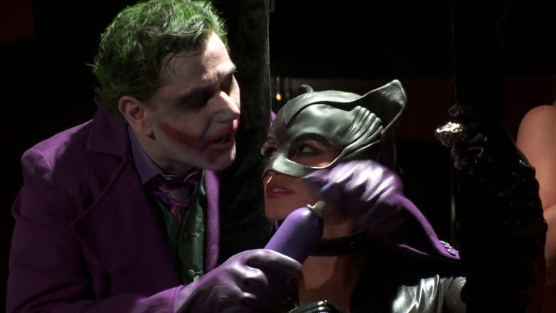 CBD Media: Batman joker och kattkvinna har orgie i klubben.