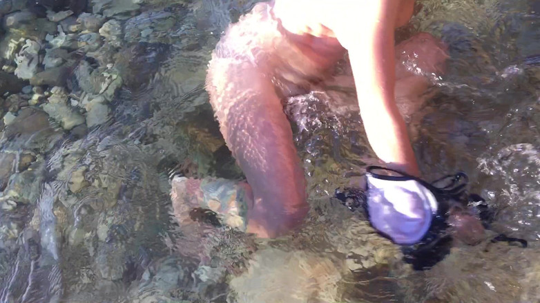 Risky Hairy Couple: Bơi khỏa thân ở Síp