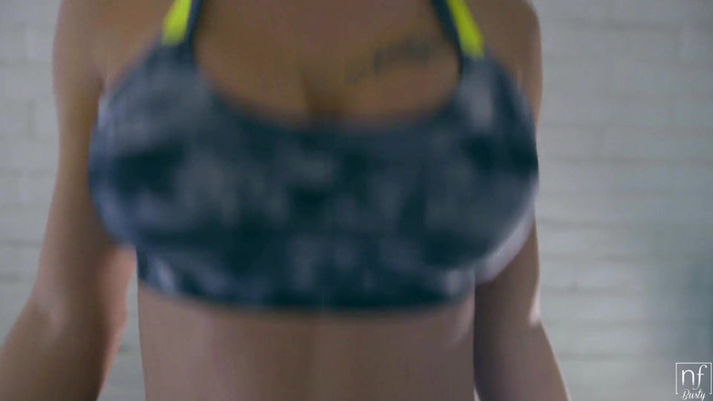 NFBusty: Training met grote borsten - s1: e4