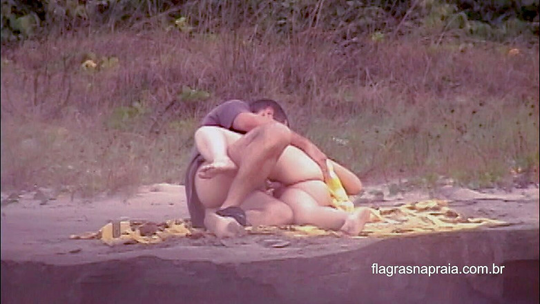Amateurs videos: Пара займається сексом на пляжі і потребує часу, щоб зрозуміти, що його знімають