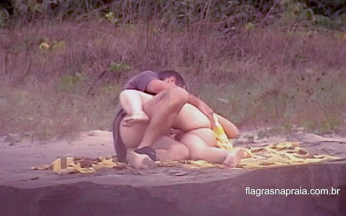Amateurs videos: カップルはビーチでセックスをし、それが撮影されていることに気づくのに時間がかかります