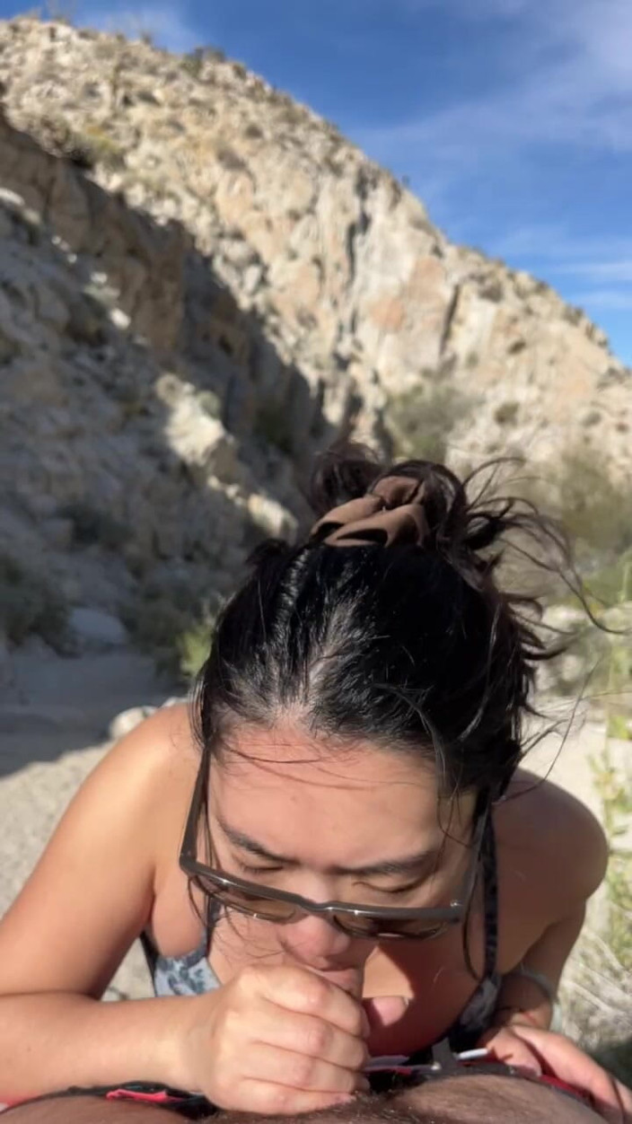 meimeiXXX: Минет на улице во время похода в пустыне - любительское видео с камшотом в рот, публичный минет