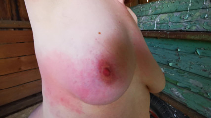 Bouncy Tits Action: Ляскаючи її цицьки, поки фермер дивиться