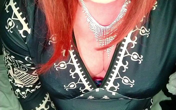 Emma Browne: Trans roodharige met grote tieten spelen
