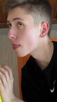 Evgeny Twinkは彼のかわいい友人を犯し、彼の美しい顔に兼