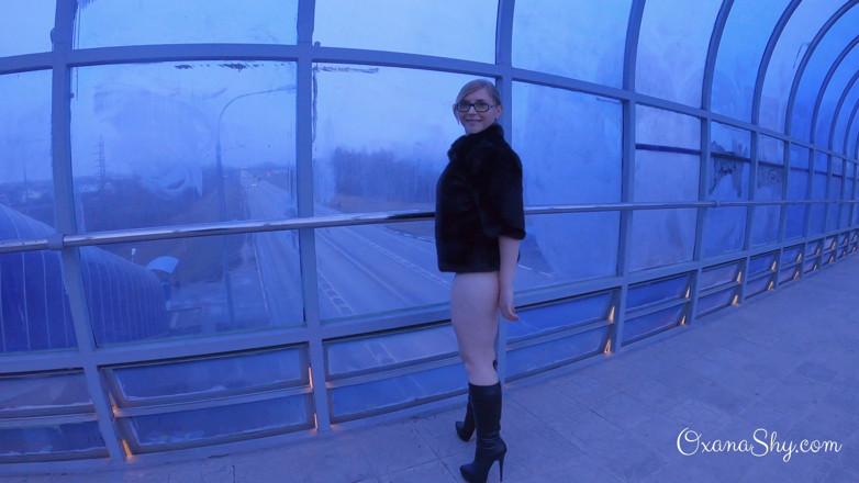 MILF Oxana: Butt plugged slut in an overpass