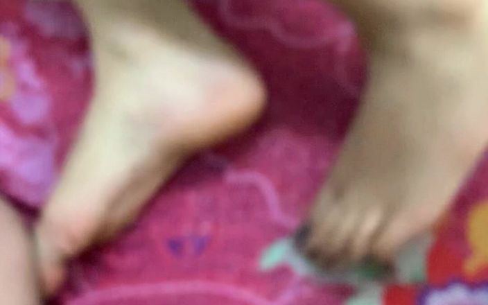 Riya mickey: Ми розділили ліжко з найкращою подругою моєї дівчини, і я відчуваю, що вона трахається поруч зі мною ntr