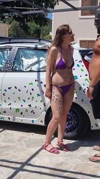 Hete brunette babe met grote tieten geeft lekkere pijpbeurt op de parkeerplaats