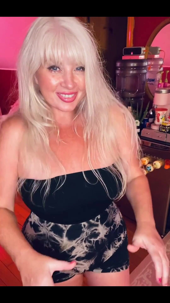 PaintedRose: Сексуальная сладкая Silly Stretch, я спорим, вы знаете одну из причин, по которой важно остаться гибким.. Скажите мне, как вы хотели бы дать ему хорошую растяжку?