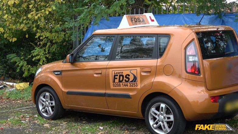 Fake Driving School: Fake Driving College - nádherná Kiki kouří na zadním sedadle pro...