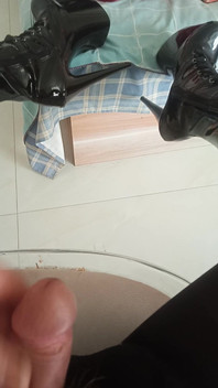 Vysoké podpatky, Krátké boty, Černé punčochy a masturbace