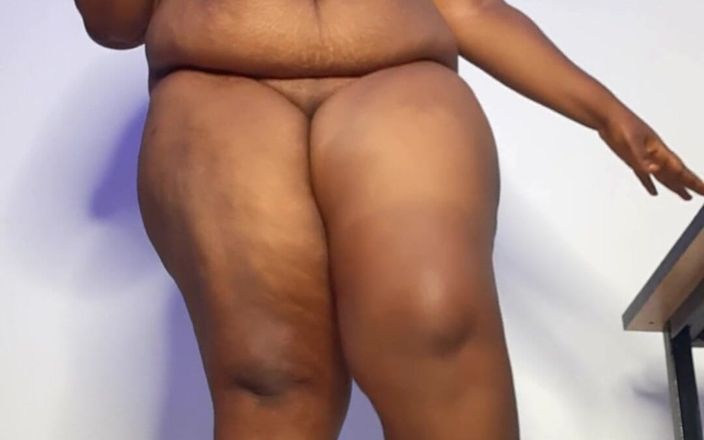 Mara Exotic: 性感的大腿黑人熟女得到脂肪团和果汁