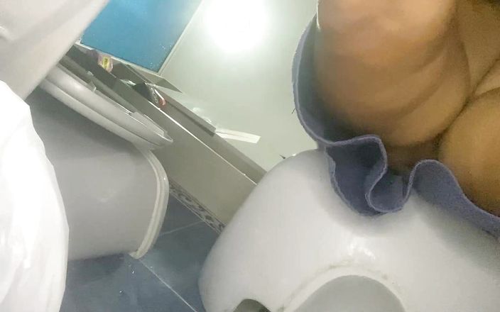 SENSESEX: J’attrape ma belle-mère dans la salle de bain