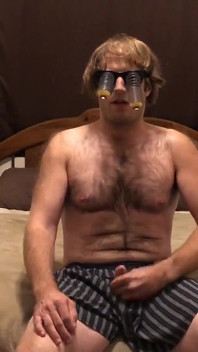 Amigo en gafas de ojos extraños JO 2 se corre
