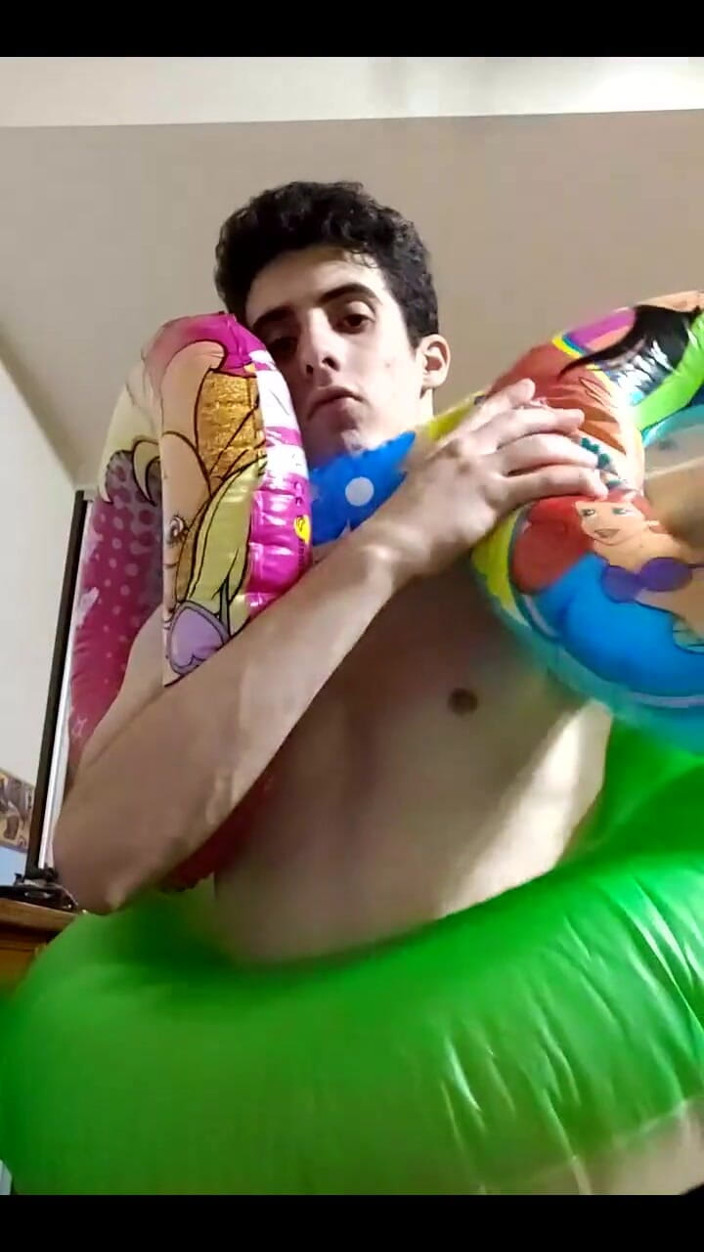 Floatie Boy: Vertical vid - so viele aufblasbare Baderinge wie ich kann, aufblasen
