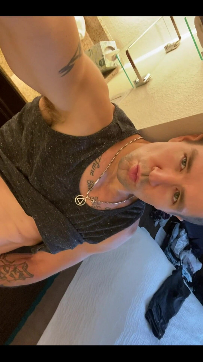 Trenton Ducati: Hanya sekarang aku berharap ada seseorang di sini untuk menjilati...