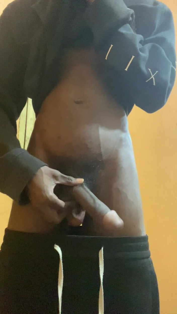 Slimniqqa: Бандит з великим чорним членом б'є його м'ясо