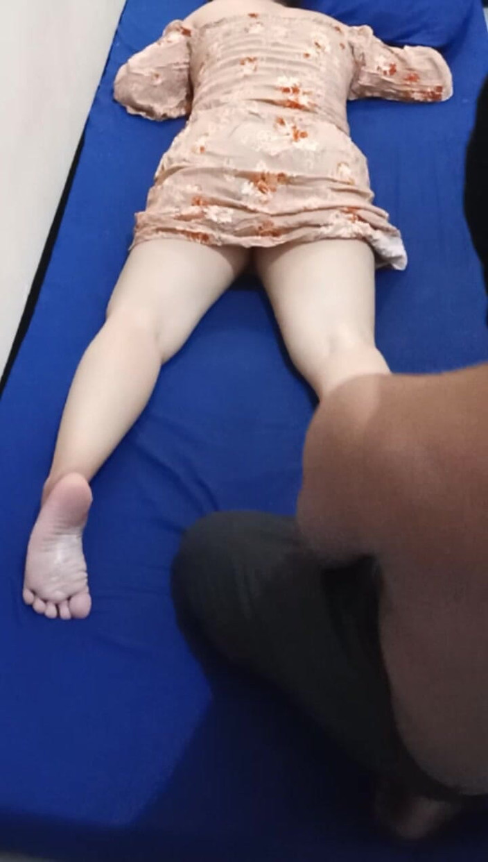 Angelina Pop: Das mädchen einer nachbarin während einer massage ficken