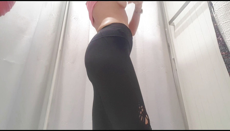 Erotic Tanya: Stinkande pruttar utomhus- Omklädningsrum kul