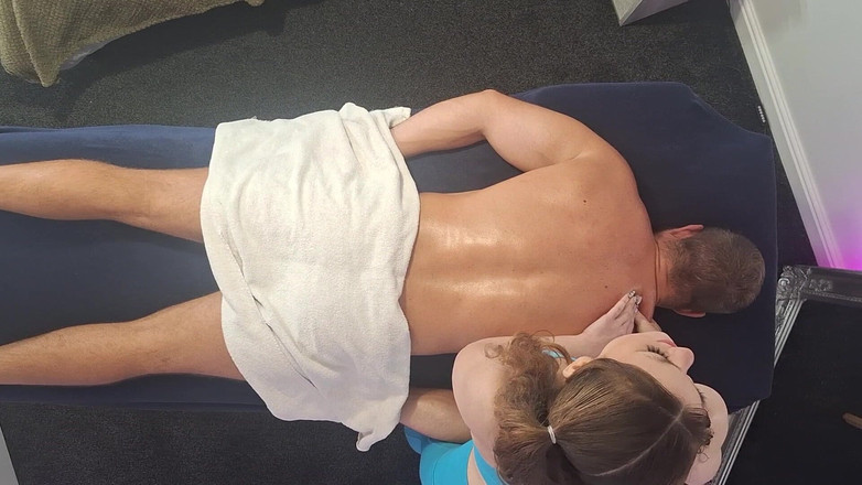 MassageRoomX: Женские руки глубоко работают на его после спортзала тело, вид птицами