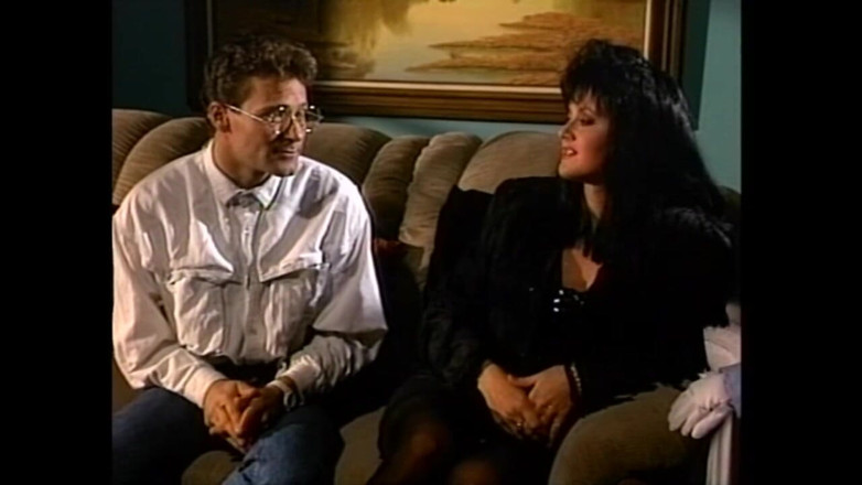 Vintage Usa: Heiße Brünette Stiefmutter Verführt Einen Dünnen Streber Mit Einem Großen...