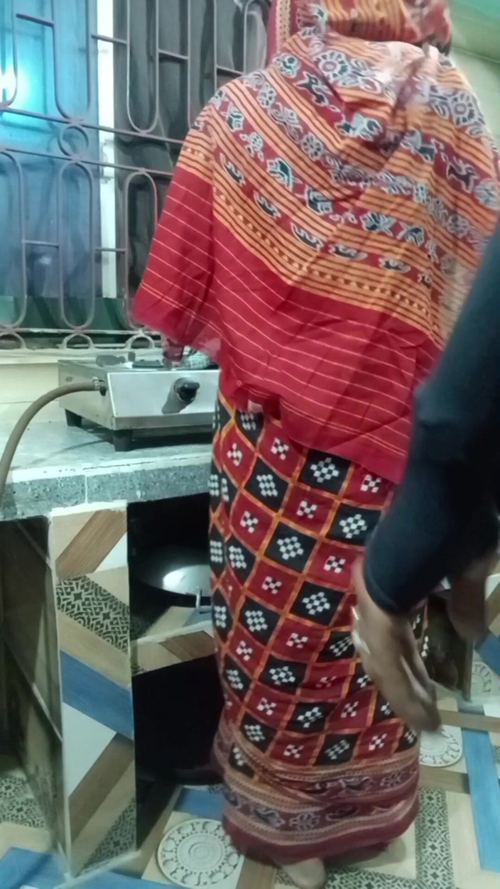 Real Couple 203: Un couple de villageois desi baise dans la cuisine, vidéo...