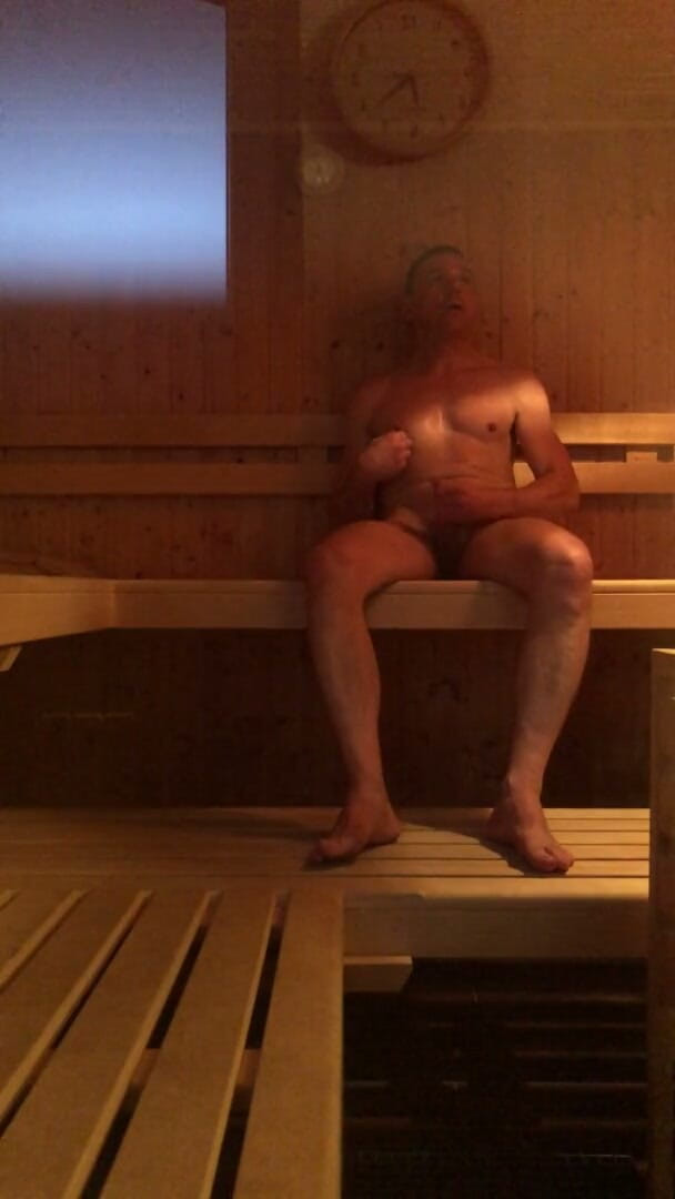 benssocken: Randy Dude ditangkap melancap di sauna awam