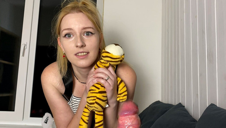 SweetAndFlow: 女学生因为成绩不好而给继父口交和乱搞