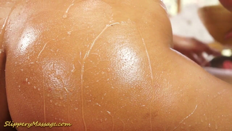 Slippery massage: Poolboy consigue resbaladizo nuru masaje sexo