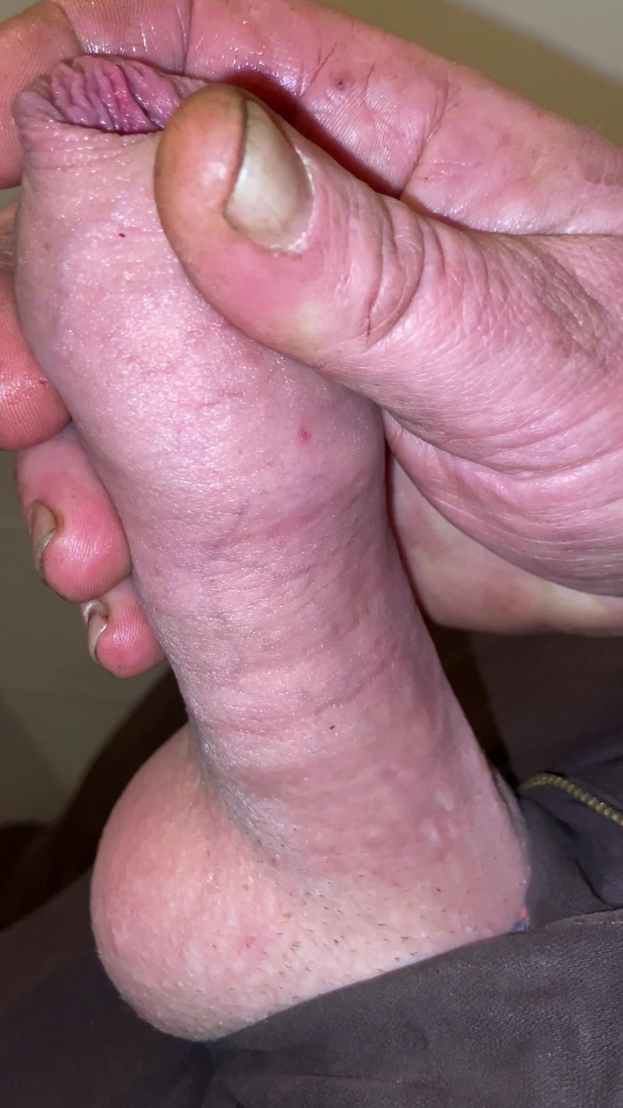 Foreskinguy: 巨大的未割包皮鸡巴撸管以大量射精结束