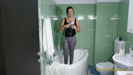 Pee Adventures: Alunec și căz în propriul meu pișat