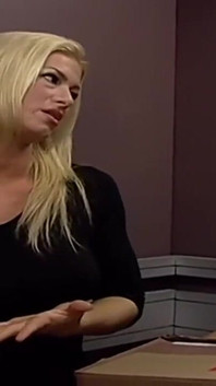 Blonďatá MILFka uvízlá ve výtahu je nadržená a tvrdě šuká svého průvodce