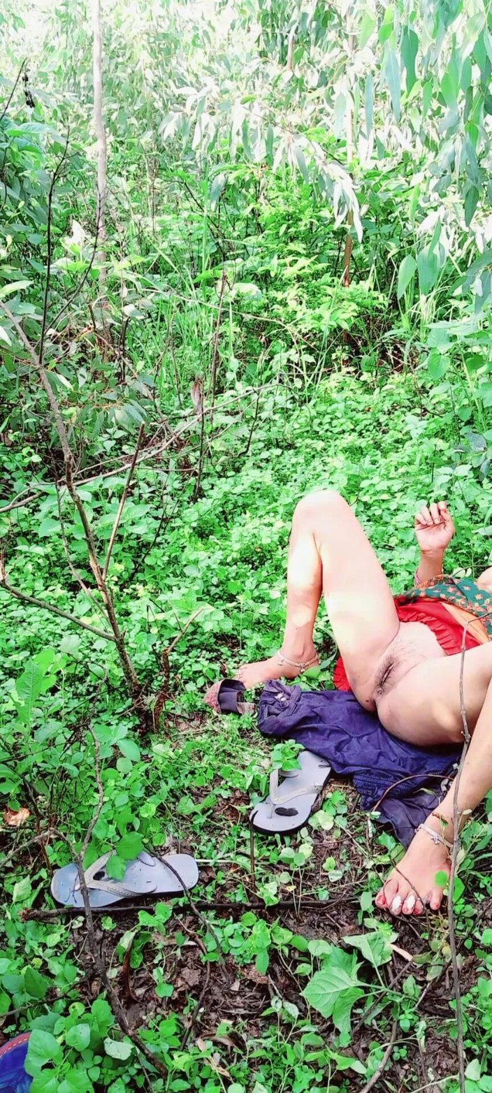 Renudbf: Yağmur mevsimiydi ve baldız. her ikisi de dışarı çıktı ve bahçede...