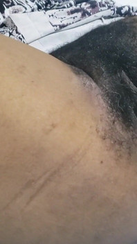 Écarte les grosses lèvres de sa chatte pendant un fantasme séduisant tard dans la nuit rempli de désir taquin