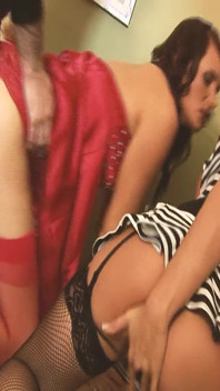 Scena di gruppo sessuale 2_blonde e milf tettona bruna condividono il cazzo di un uomo di pelle mascherato