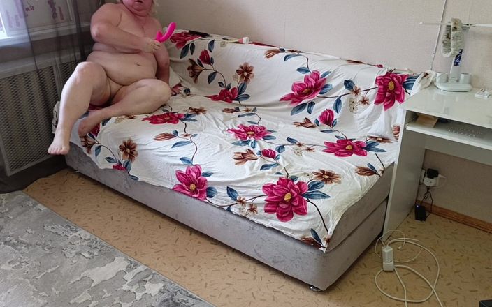 Zona901: Grannen tillbringar tid med att onanera sin stora håriga fitta...
