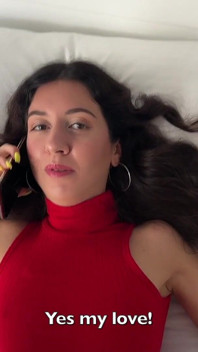 Femme sexy baisée par un amant alors qu’elle était au téléphone avec son mari - éjaculation faciale et paroles salaces