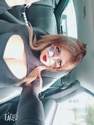 Barbietransxxxx: Travesti pega no carro para dar bunda