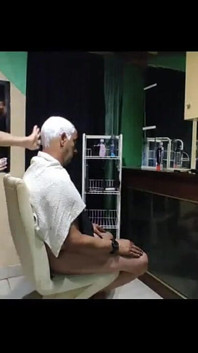 Kocamı tıraş ediyor ve yarağını emiyor