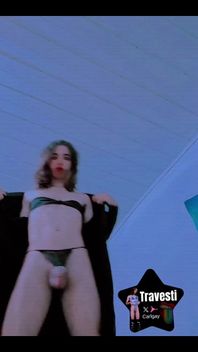 Soy una traviesa quitándome el abrigo y desnudarme en mis bragas y sujetador