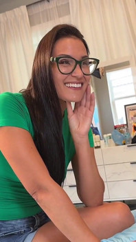 La sorellastra nerd Jade green vuole provare il porno con tarantino