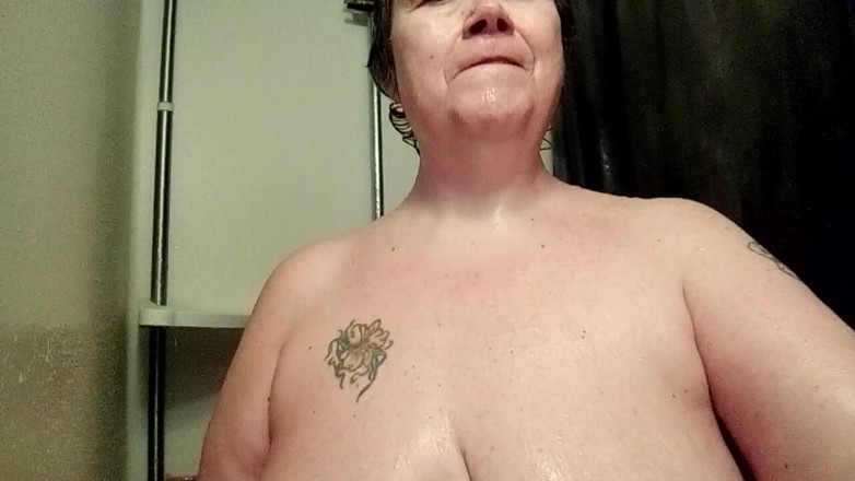 Sex hub couple: Jen spielt mit ihren eigenen titten in der dusche