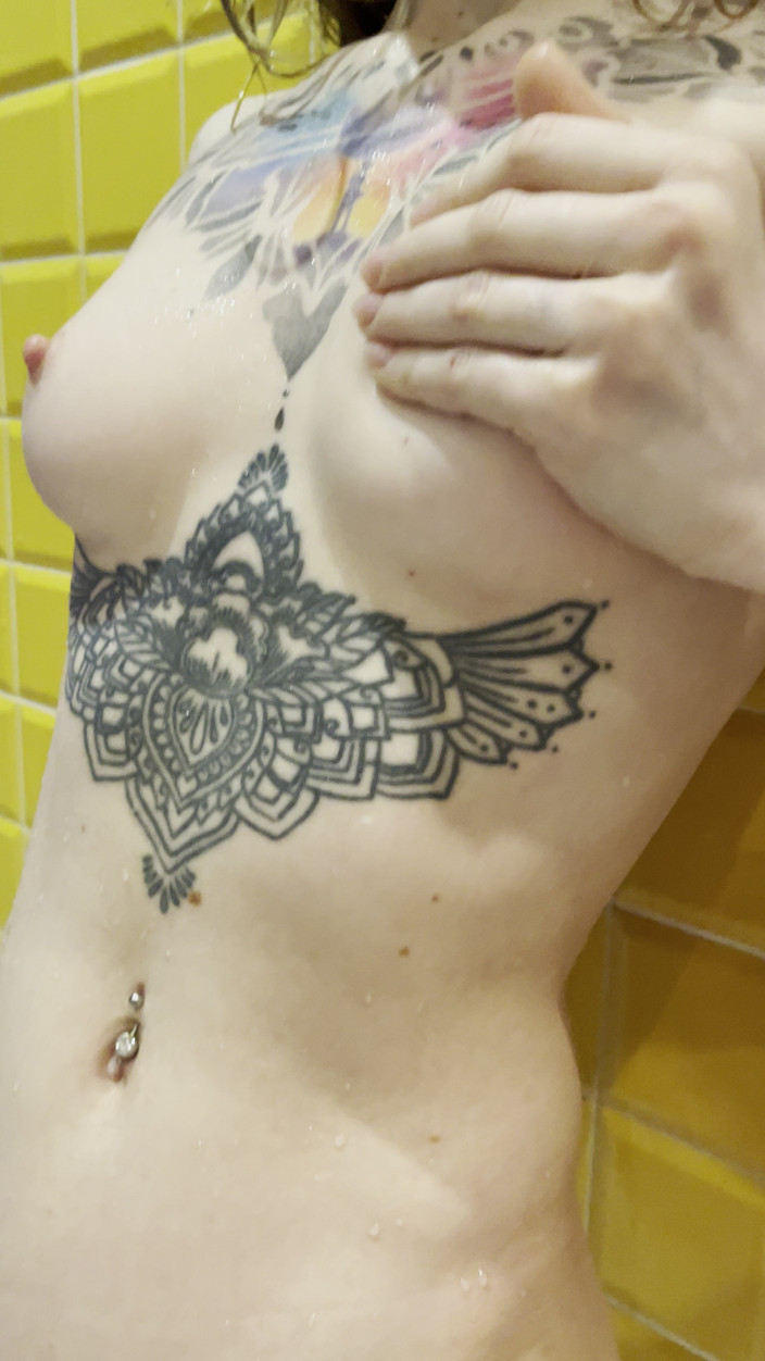 Karneli Bandi: 빨고 있는 동안 화장실에서 나를 붙잡고 보지에 사정하는 배다른 아빠 Karneli Bandi