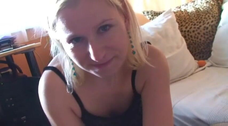 Femdom Austria: 얼굴에 직접 침을 뱉는 Lucilla