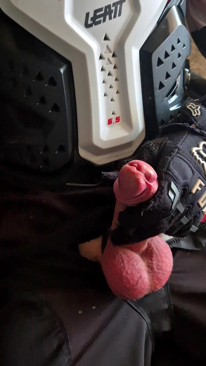 Sneakersmax98: Il dolce motociclista è stato rinchiuso per 6 giorni