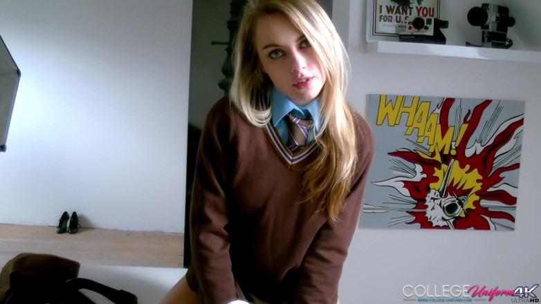 College Uniform: Chloe Toy'un yer aldığı kanepede aşk