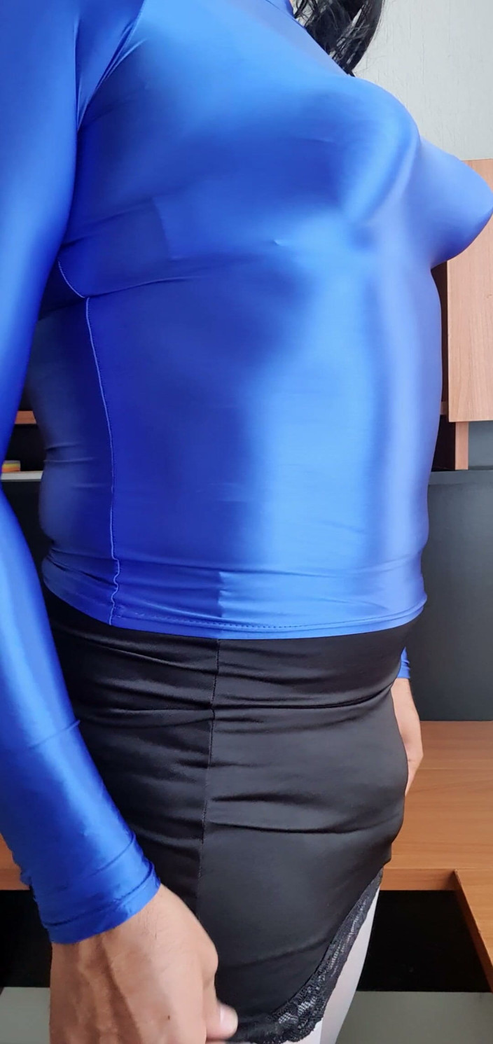 Sexy shinny clothes: Modellare la mia camicetta blu in spandex e le tette...