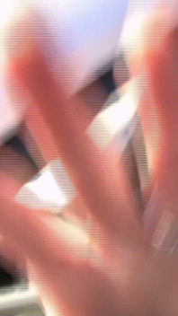 黒髪のミルフが赤いソファで大きな黒いペニスを受け入れる