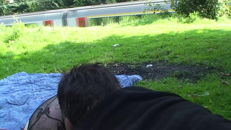 Public Entertainment: Pareja follando al aire libre